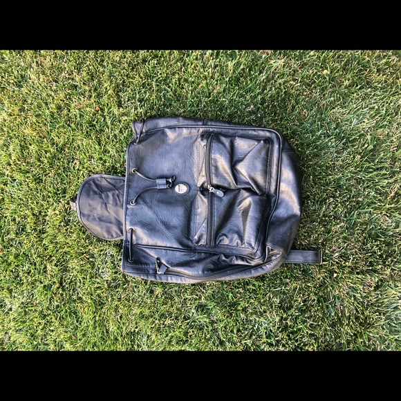 Medium sized Black backpack - Picture 4 of 4